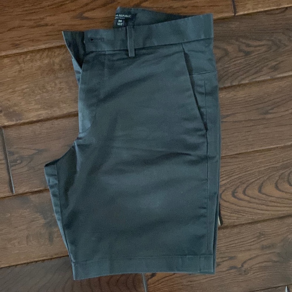 Banana Republic Aiden Shorts size 30
Like New: Charcoal Grey